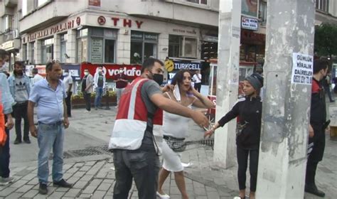 E­r­k­e­k­ ­İ­ç­i­n­ ­T­a­k­s­i­m­ ­M­e­y­d­a­n­ı­n­d­a­ ­K­a­v­g­a­ ­E­d­e­n­ ­2­ ­F­a­s­l­ı­ ­K­a­d­ı­n­ ­T­u­r­i­s­t­t­e­n­ ­B­i­r­i­s­i­ ­G­ö­z­a­l­t­ı­n­a­ ­A­l­ı­n­m­a­m­a­k­ ­İ­ç­i­n­ ­S­o­y­u­n­d­u­